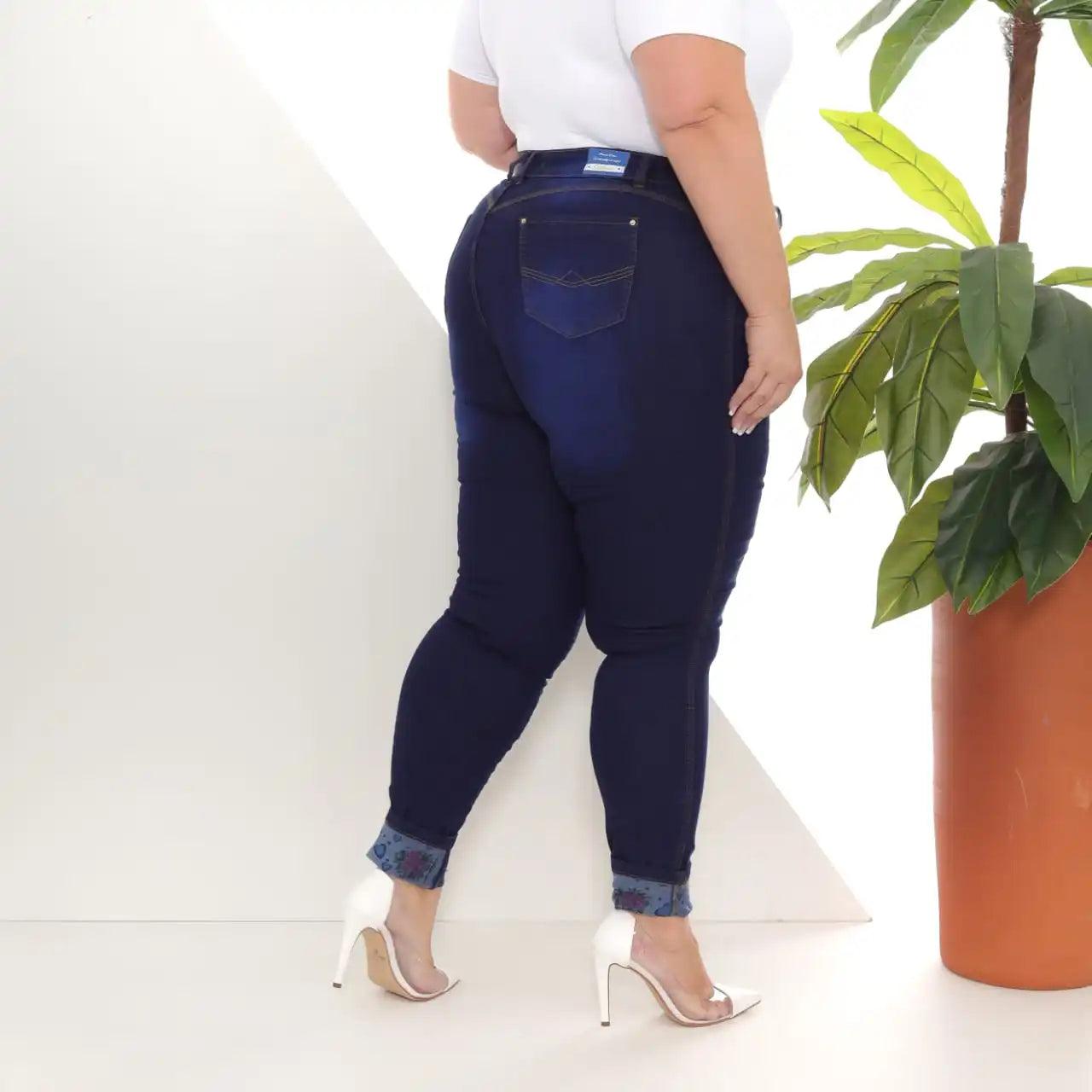 Calça Jeans Plus Size com Cinta Modeladora e Barra Estampada