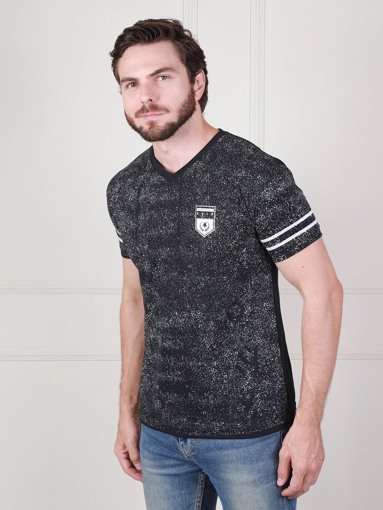 Camiseta Masculina Estampada com Gola V