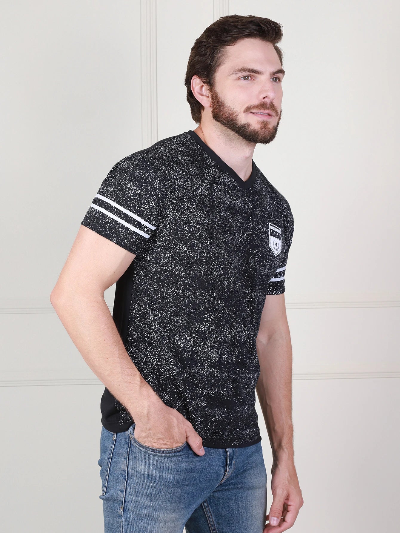 Camiseta Masculina Estampada com Gola V