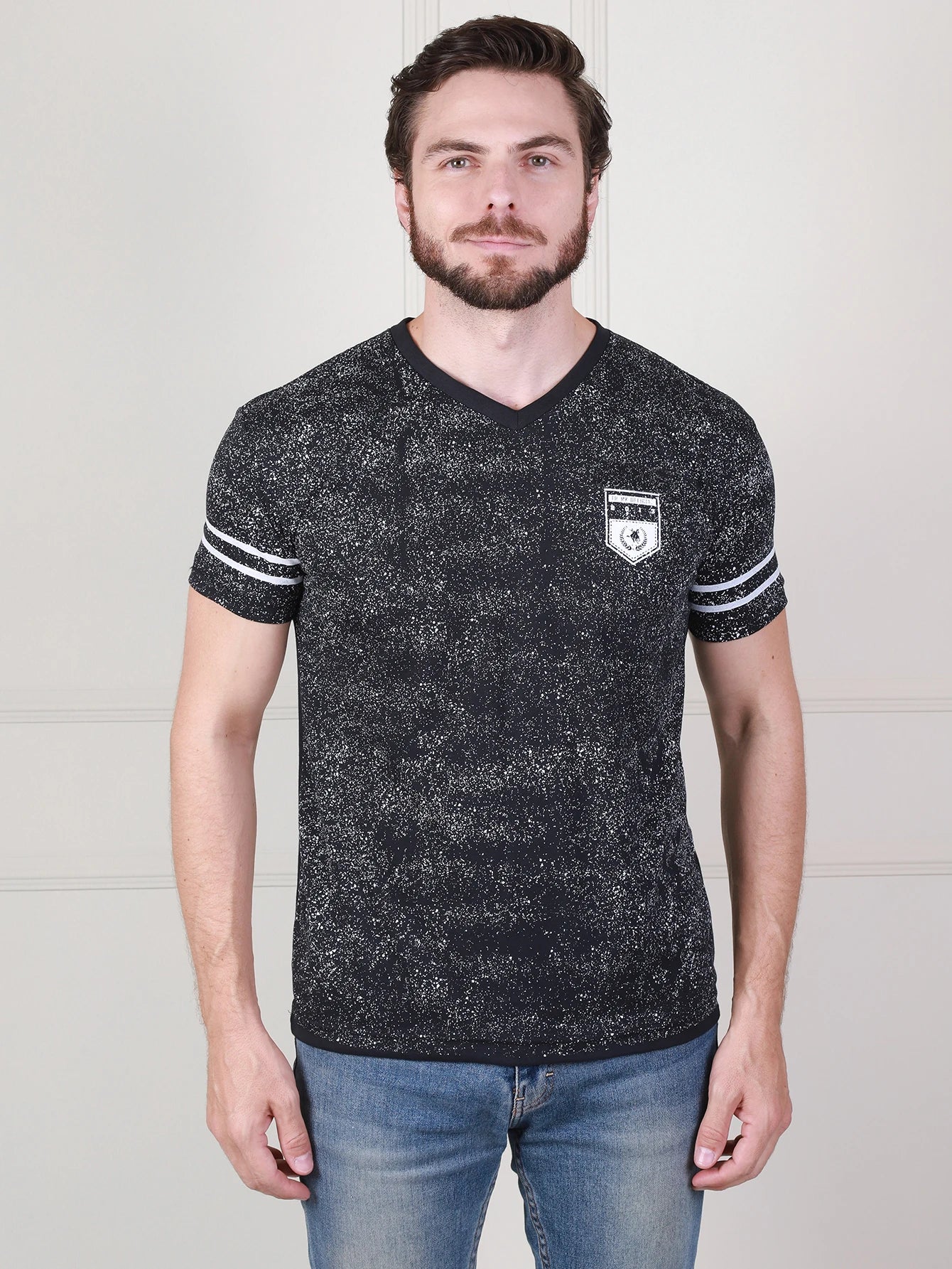 Camiseta Masculina Estampada com Gola V