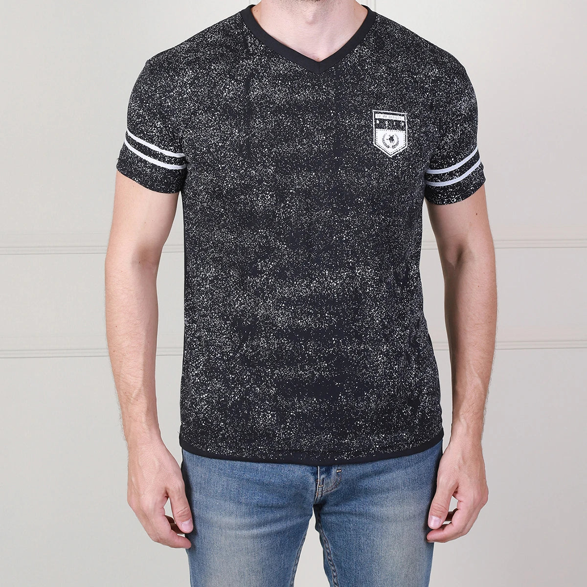 Camiseta Masculina Estampada com Gola V