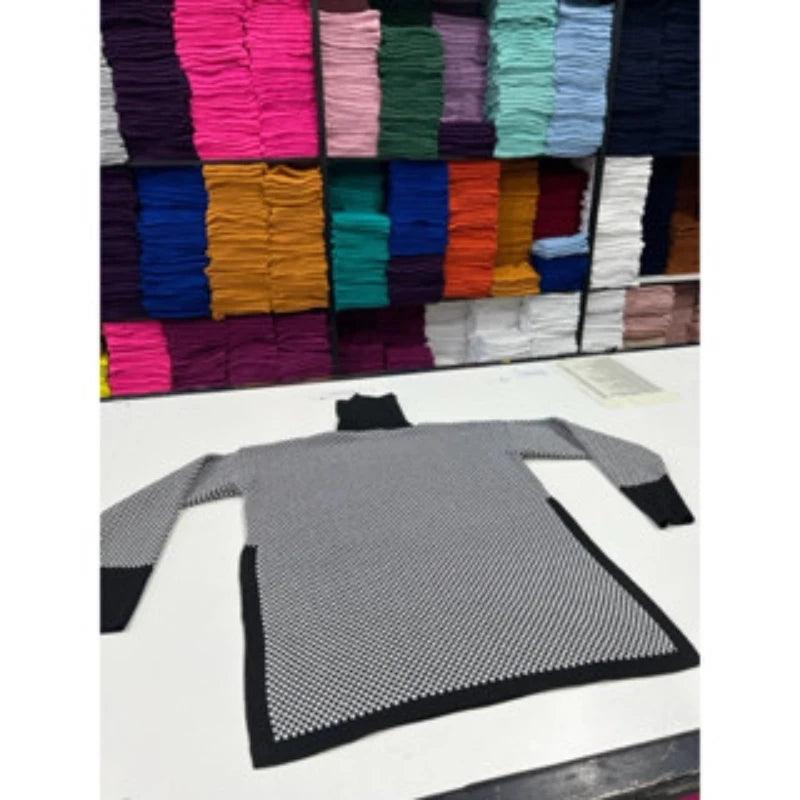 Blusa Poncho de Tricot Gola Alta Xadrez Geométrico