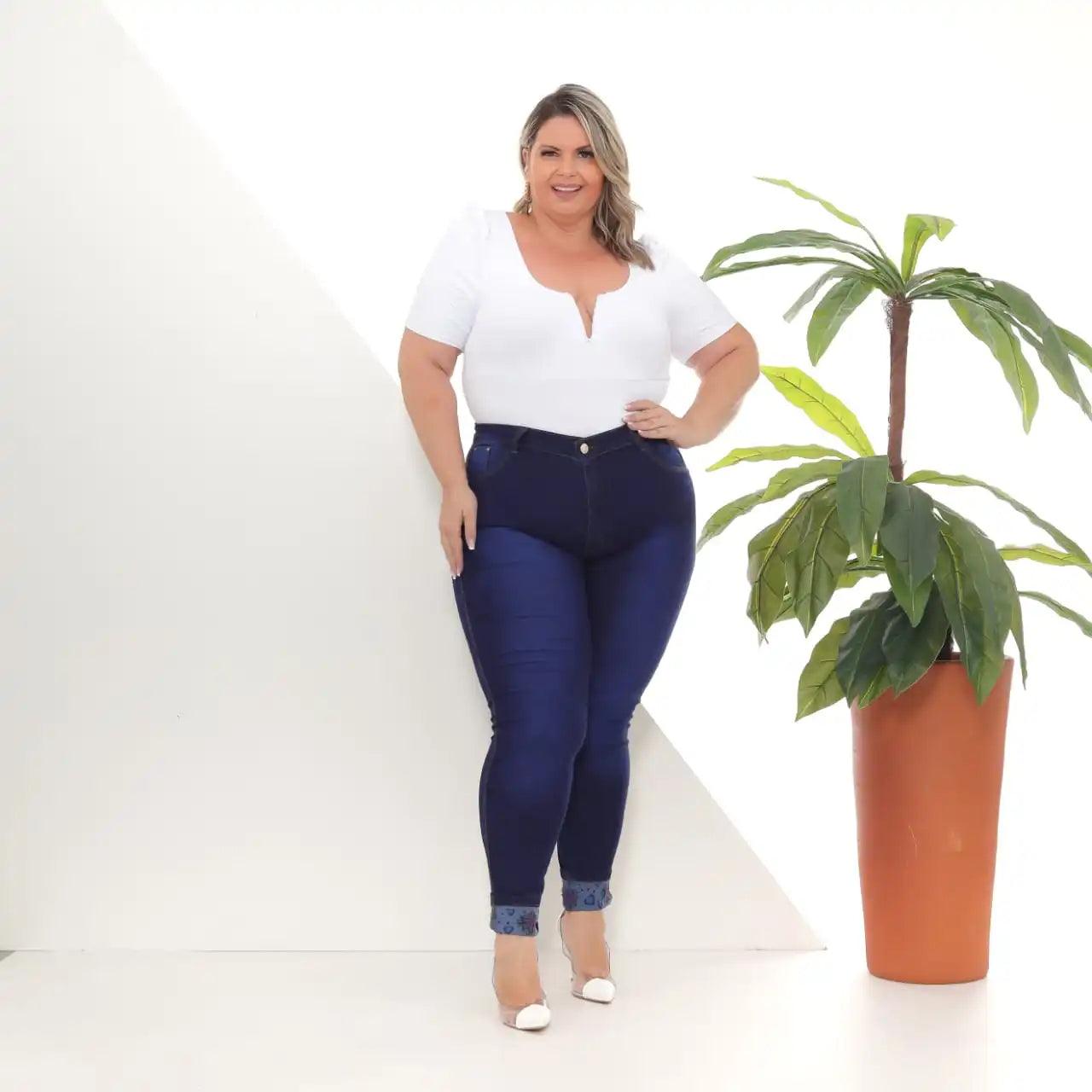 Calça Jeans Plus Size com Cinta Modeladora e Barra Estampada