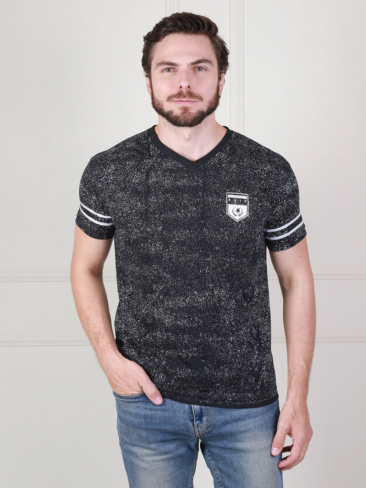 Camiseta Masculina Estampada com Gola V