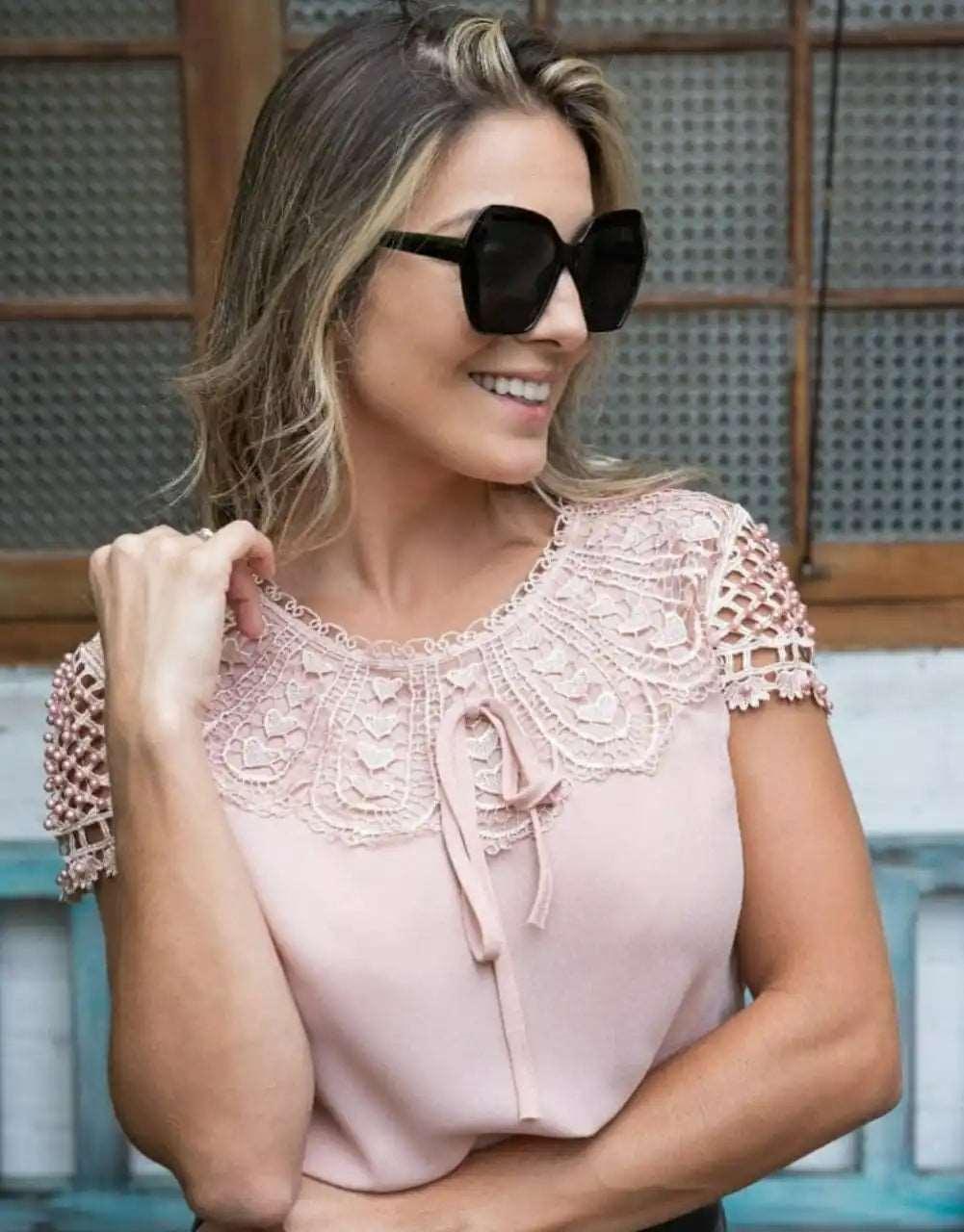 Blusa Feminina com Detalhes em Pérolas